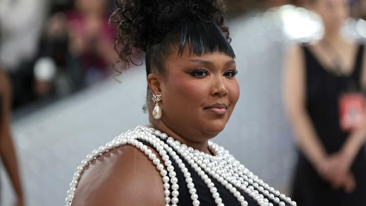 Lizzo celebra sua ‘independência do papo furado’ no compacto feminista ‘Bitch’