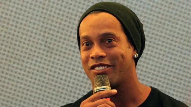 Ronaldinho é apresentado na Itália: 'Vou jogar? Não sei, só o técnico sabe'