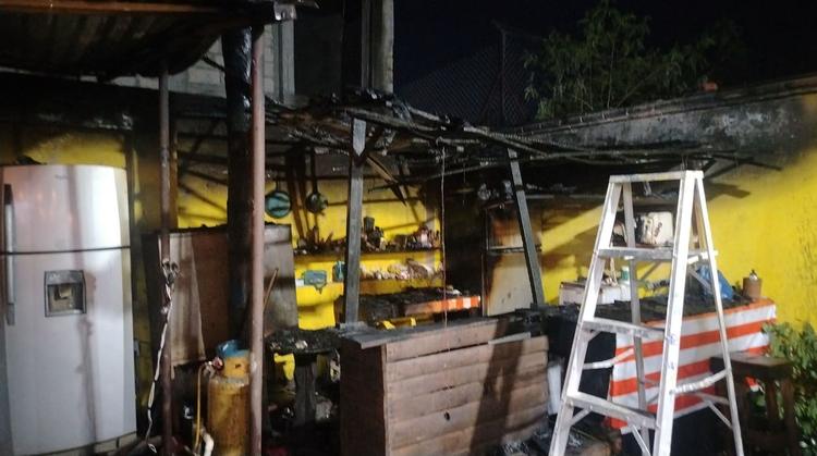 ¿Tragedia evitada? Vecinos y bomberos luchan contra voraz incendio en pizzería de Puente de Ixtla