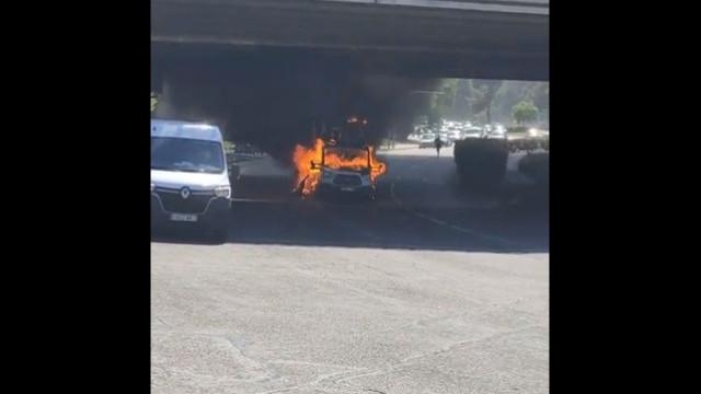 Caminhão sem condutor percorre estrada de Madrid em chamas