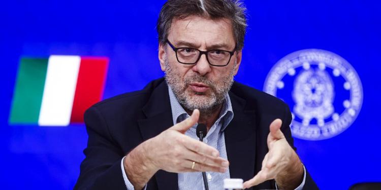 Manovra, 28 miliardi di scostamento e meno spazio alla difesa. Giorgetti agli alleati: approccio «un attimino più prudente»