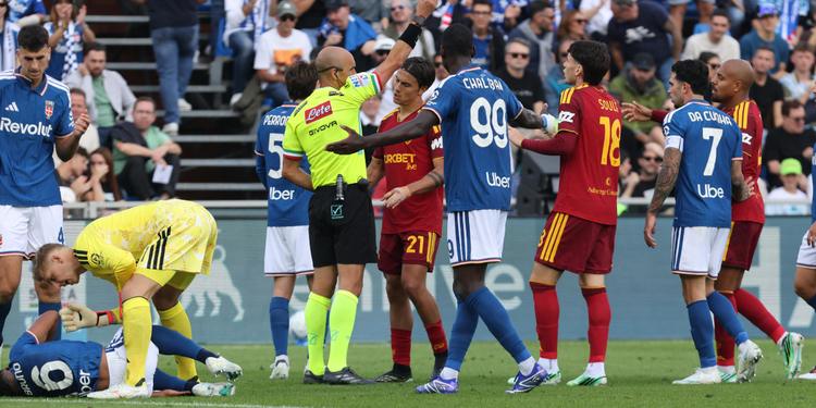 Nessun gol ma tante emozioni, la Roma in dieci per l'espulsione di Malen resiste al Como