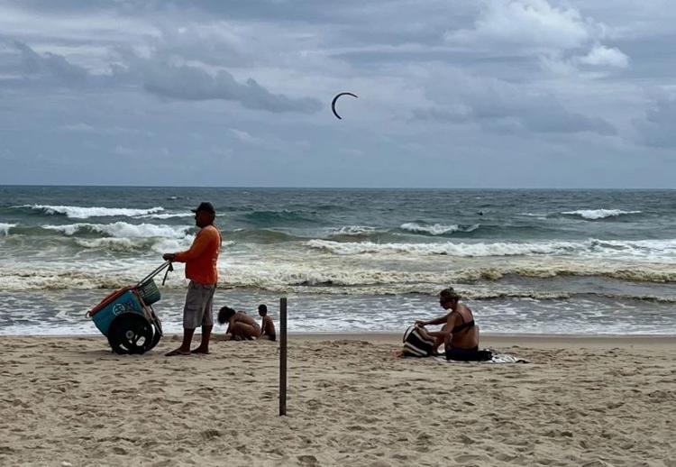 Ambulante na Praia do Futuro: trabalhadores reclamam de falta de banheiros e de locais para recarga de celulares e máquinas de pagamento (Foto: Arquivo Pessoal)