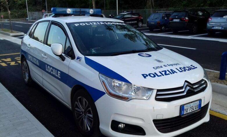 Agropoli, viaggia in monopattino con tre coltelli sul lungomare: fermato dalla polizia municipale