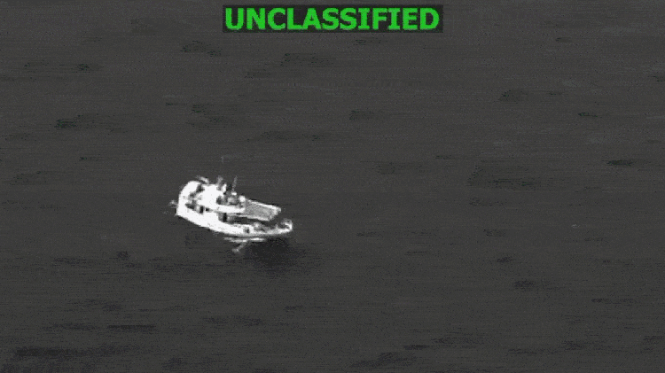 VÍDEO: EUA interceptam e explodem barco usado por grupo considerado terrorista em operação com Equador