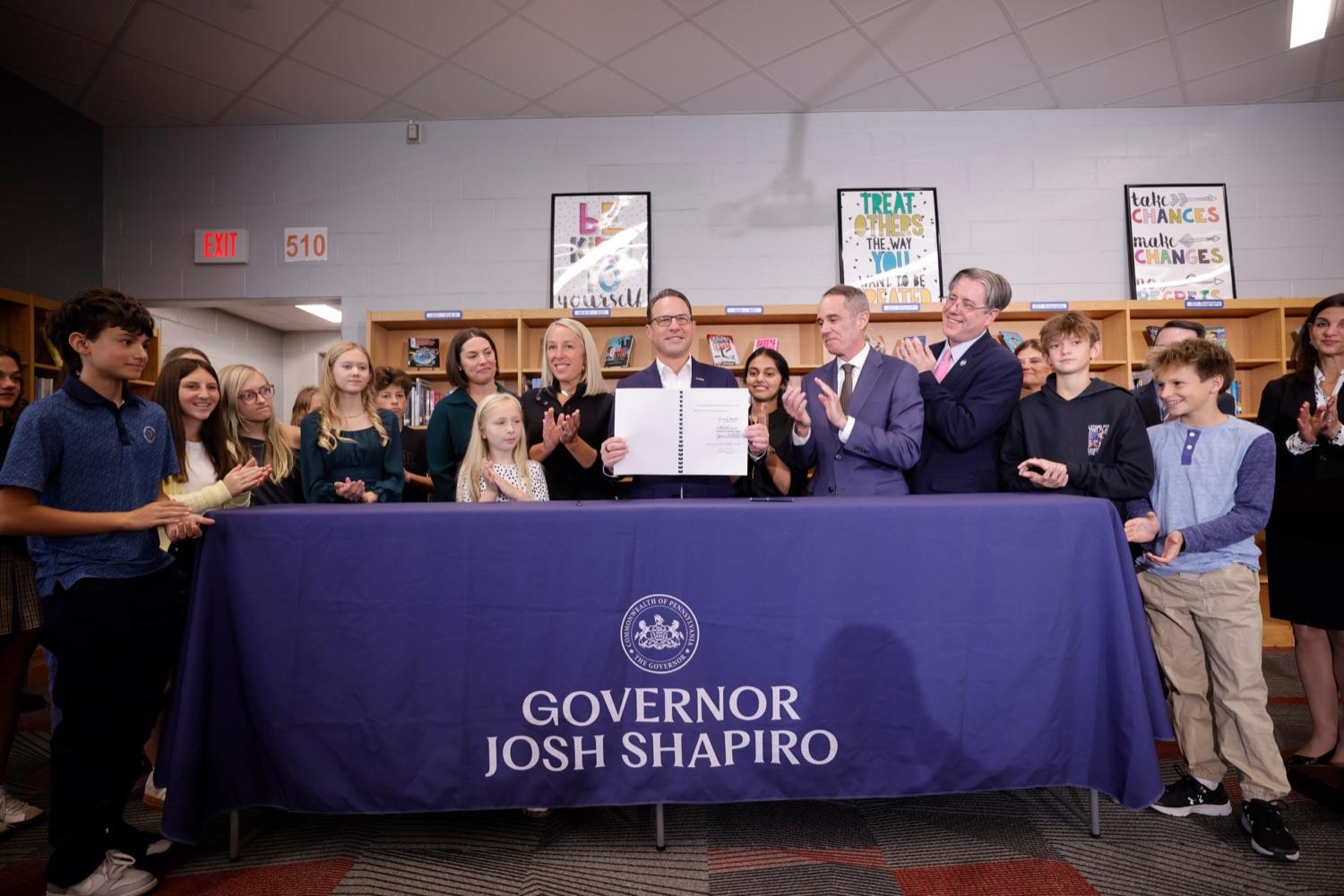 Shapiro signs statewide school cell phone ban into law, restrictions begin in 2027-28