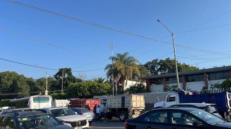 Transportistas y ejidatarios frenan obra del distribuidor UAEM; exigen pagos