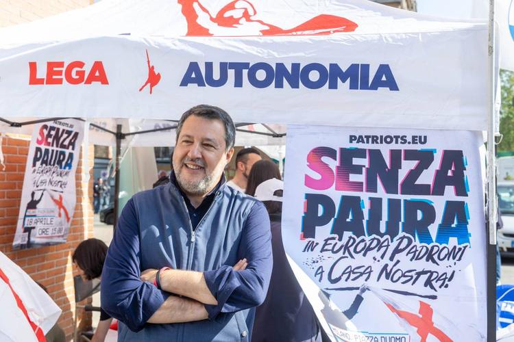 Lega in piazza coi Patrioti. "Sicurezza e un'altra Ue"