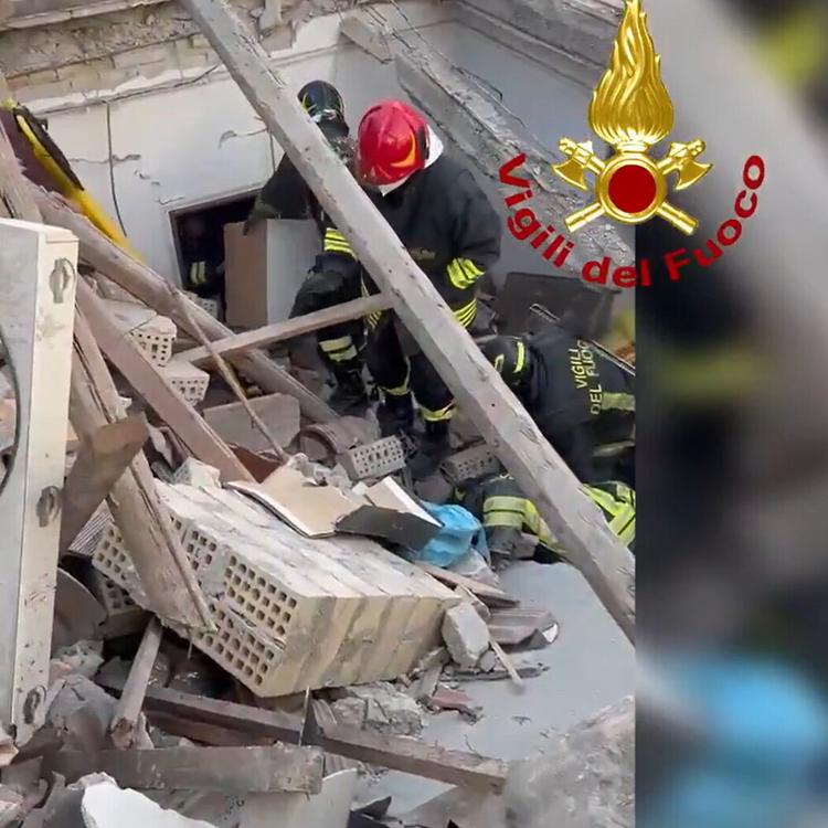 Crolla palazzina dopo un’esplosione a Porto Sant’Elpidio, un morto. Si cerca una donna