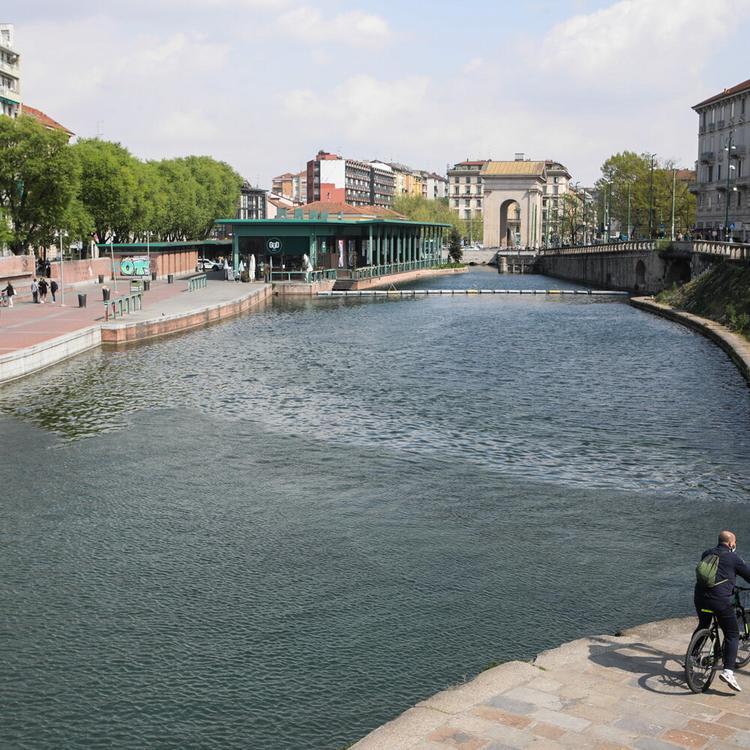 Chiazza di gasolio nei Navigli per 28 km, i liquami arrivano in Darsena a Milano