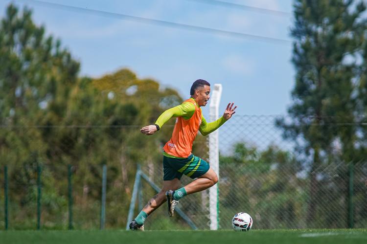 Meio-campista tem lesão e atacante vira dúvida do Juventude diante do Ceará