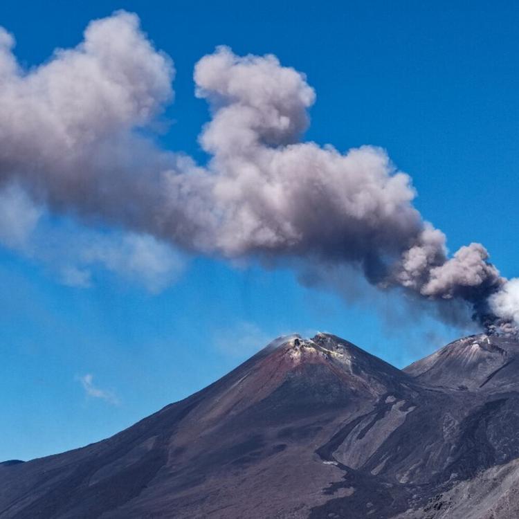 L'Etna si risveglia nella notte: chiuso l'aeroporto di Catania, voli dirottati a Palermo