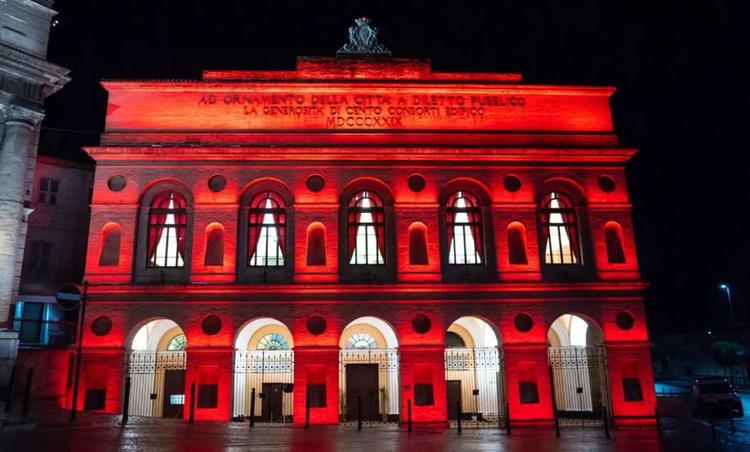L’Italia si illumina di rosso per il disarmo: CRI e ANCI insieme contro le armi nucleari