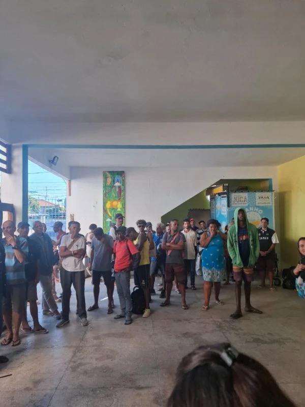 Pessoas em situação de rua esperando para receber pão e café. Foto: João Gabriel