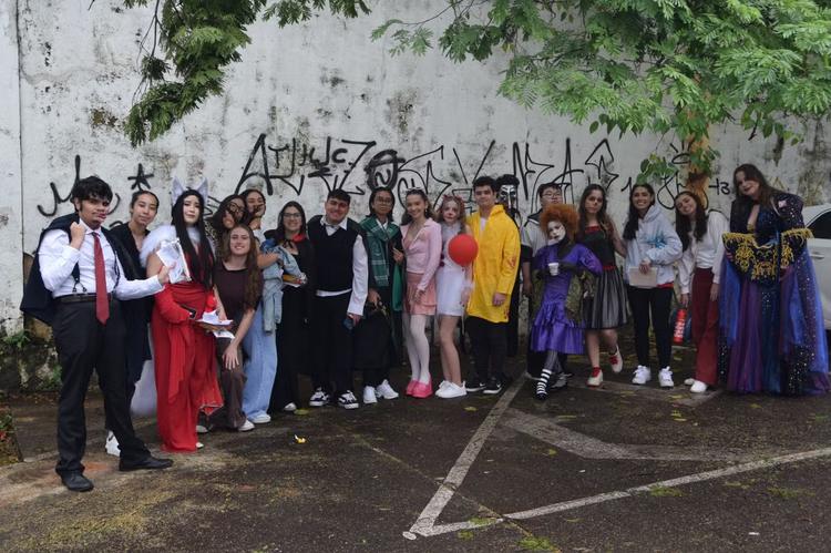Estudantes de moda se fantasiam de vampiros para doar sangue em clima de Halloween em Sorocaba