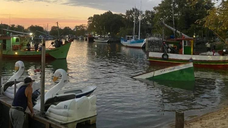 Localizado corpo do 3º pescador morto em naufrágio em Pelotas; buscas por último homem que estava no barco continuam