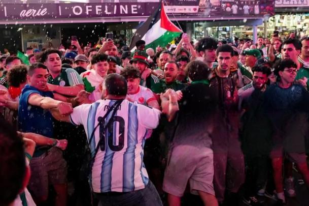 اشتباكات عنيفة بين جماهير الجزائر والأرجنتين في “تايمز سكوير”