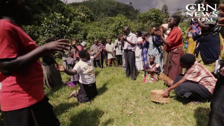 Missionários levam pigmeus a Jesus e plantam igreja entre tribo em Uganda: ‘Vidas mudadas’