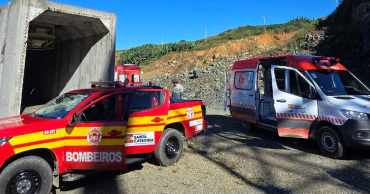 Três trabalhadores despencam de estrutura metálica em mineradora e ficam gravemente feridos em Penha&nbsp;