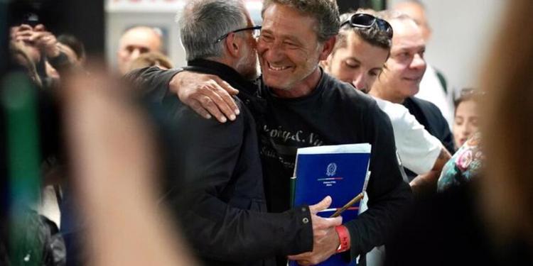 Gli attivisti della Flotilla. Mantovani e Carotenuto: "Noi picchiati, con le manette e le catene alle caviglie"