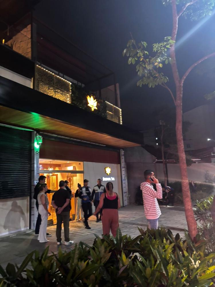 Mulher é presa por agredir funcionárias de spa ao ter procedimento negado; vítima foi ferida no rosto com um lápis