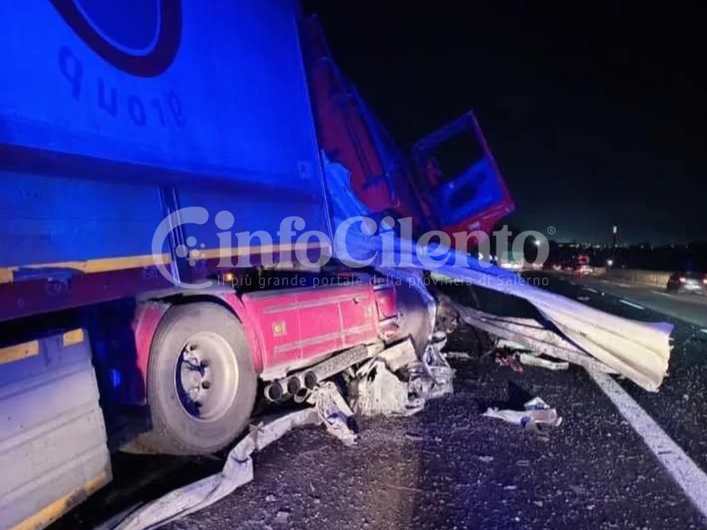 Tir sfonda il guardrail sulla A2: grave incidente tra Campagna ed Eboli