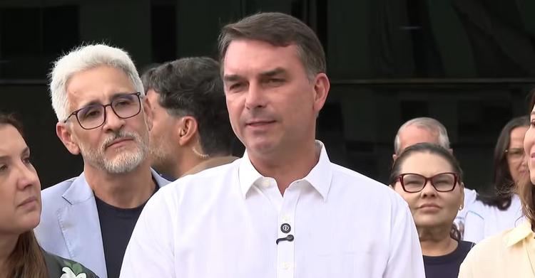 TSE determina reexibição de propaganda de Flávio Bolsonaro após programa ser veiculado sem áudio