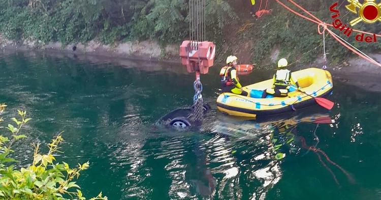 Auto con 9 ragazzi a bordo finisce in un canale nel Milanese: morti tre 17enni. Arrestato il conducente: era positivo all'alcol test