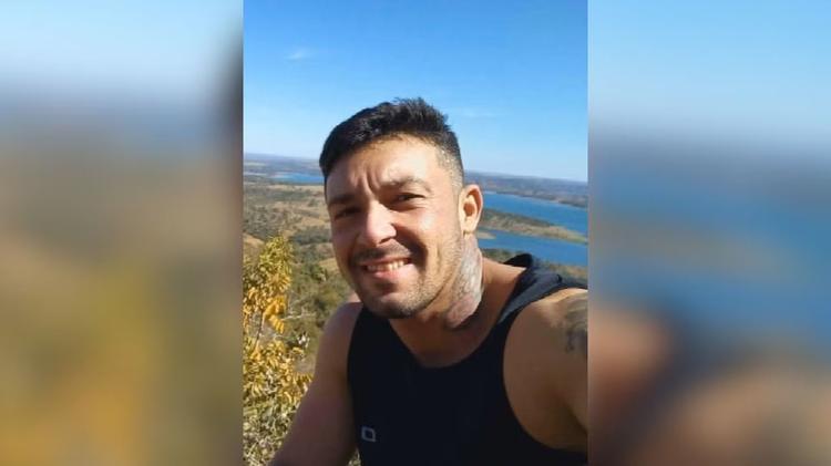Homem morre na rua após pedir socorro a vizinhos e esperar ambulância por mais de 2 horas; vídeo