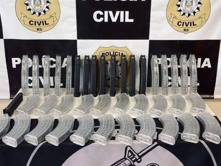 URGENTE: Apreendido 40 carregadores de fuzis AK-47 que seriam enviados de Santa Rosa  RS para a comunidade da Rocinha no Rio de Janeiro