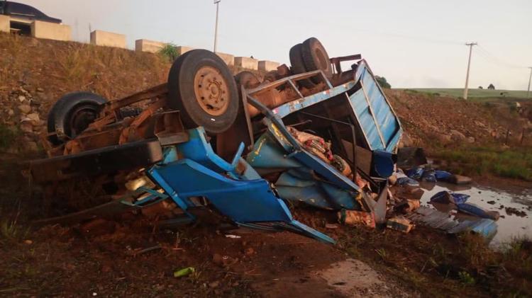 Duas pessoas morrem após caminhão carregado com carvão sair da pista e tombar no Paraná
