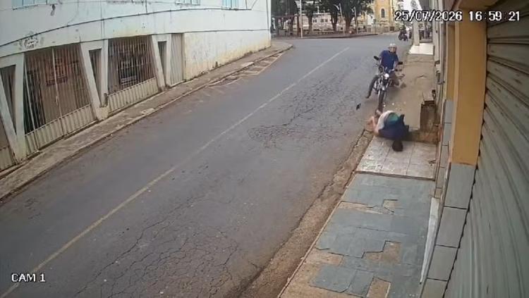 VÍDEO: Pedestre fica em estado grave após ser atropelado por motociclista sem habilitação em MG