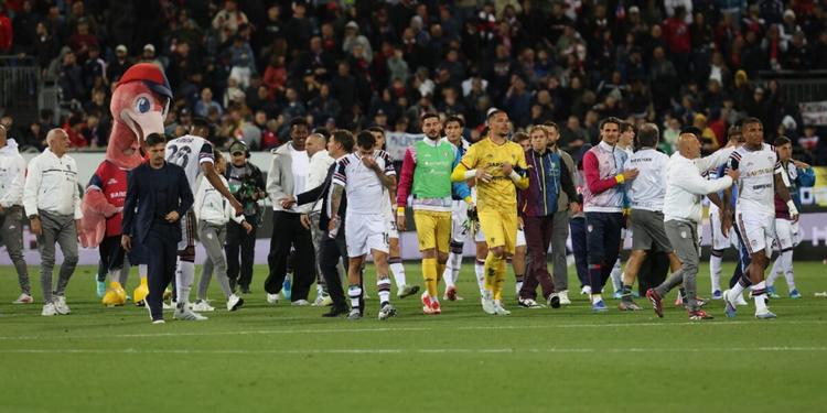 Serie A, il Cagliari festeggia la salvezza. Il Lecce fa festa al 96', Cremonese corsara ma vicina alla retrocessione