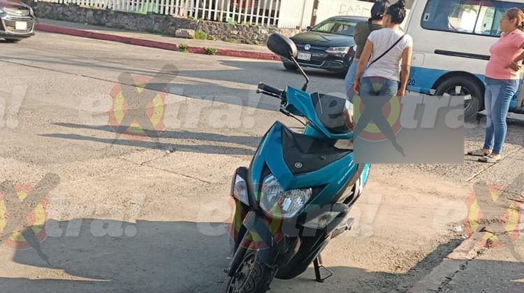 Jovencita derrapa en su motoneta tras esquivar un carro en el Centro de Cuautla