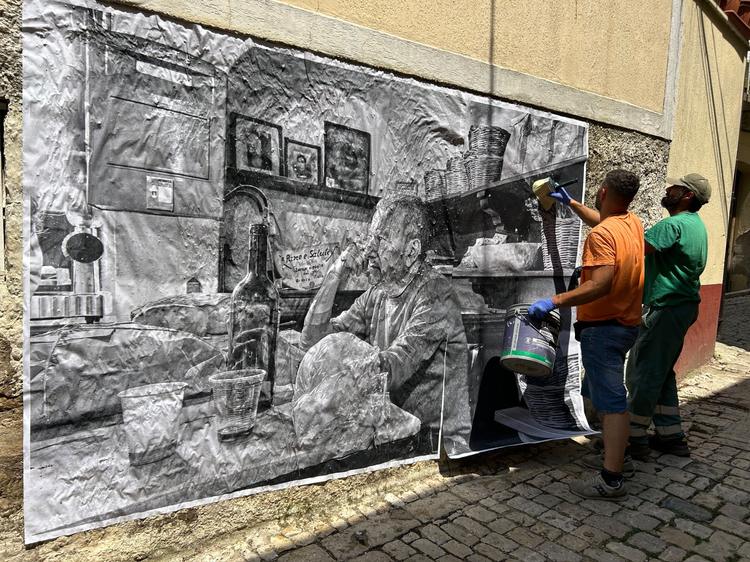 Orsara, sorpresa tra i vicoli: i volti della comunità diventano arte