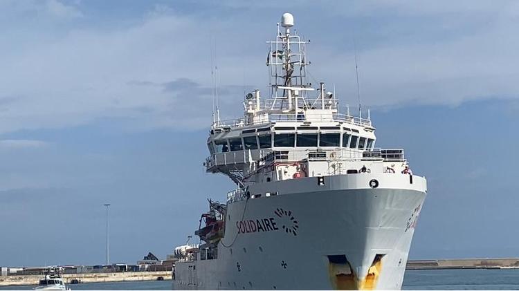 Bari, nave Solidaire arriva al porto con 152 migranti