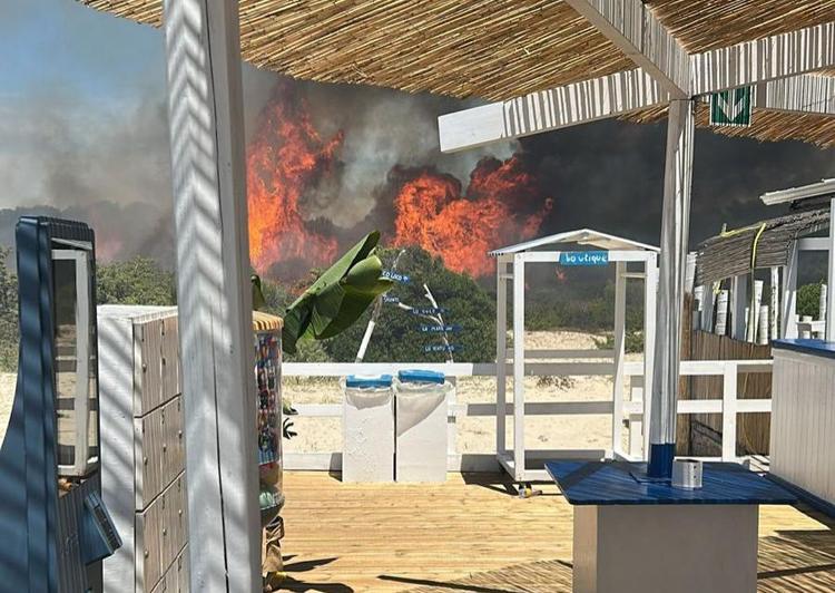 Torre San Giovanni in fiamme: stabilimento balneare in cenere