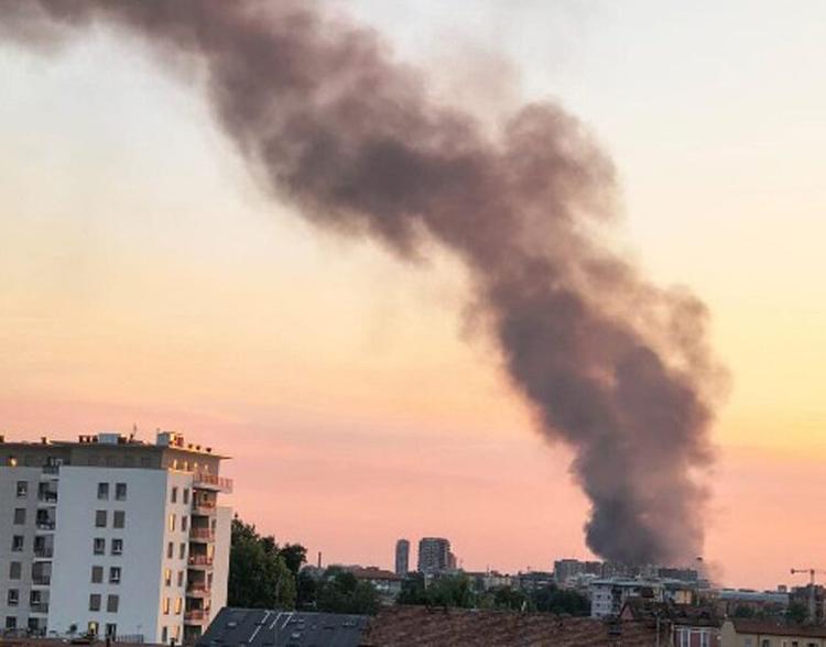 Vasto incendio nel deposito Bartolini a Milano: alta colonna di fumo nero, scatta l'allerta FOTO