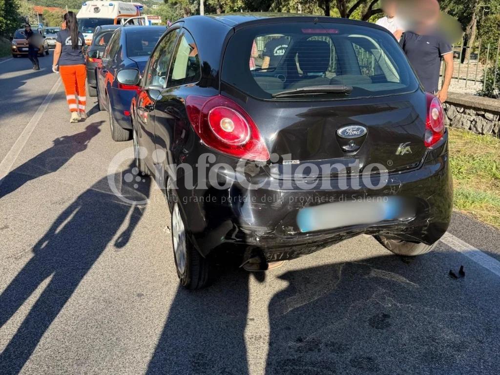 Incidente sulla statale 18 a Villammare: quattro auto coinvolte e una donna ferita