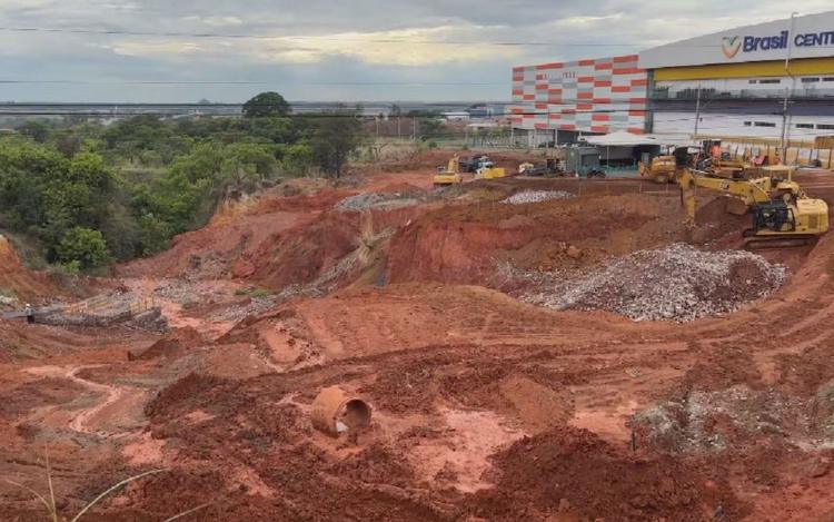 Voçoroca gigante avança em direção à BR-040 e obra interdita marginal
