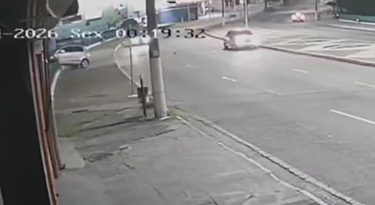 VÍDEO: motorista perde o controle de  carro, bate em grade e veículo fica pendurado em ponte de avenida em Jundiaí