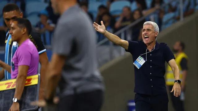 Luís Castro vai de mal a pior e obriga Grêmio a dar 'soco na mesa'
