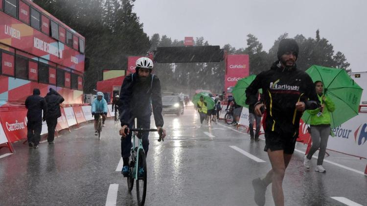 Una tormenta de granizo obliga a cancelar la etapa de LaVuelta