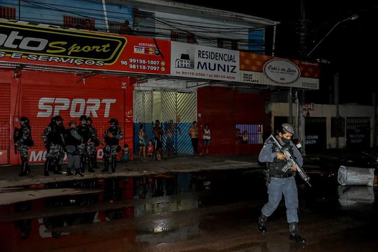 Policiais patrulham as ruas de Macapá após onde de ataques: com o blecaute e a crise na segurança, medo se espalhou pelo Amapá (Foto: Rudja Santos / Amazônia Real - 08/11/2020)