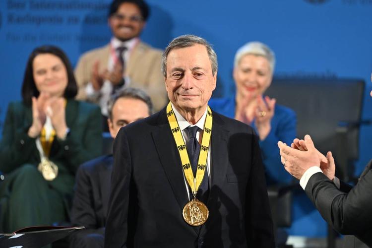 Draghi scuote l'Ue. "Per la prima volta siamo davvero soli"