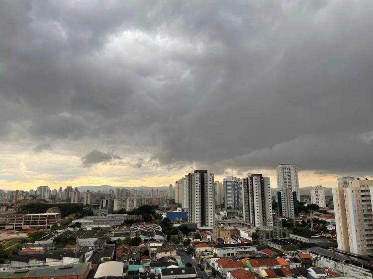 Frente fria muda o tempo em SP neste domingo, com chuva, vento e queda de temperatura