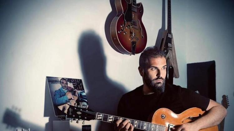 La guitarra  le muestra por fin  el camino a El Zurdo
