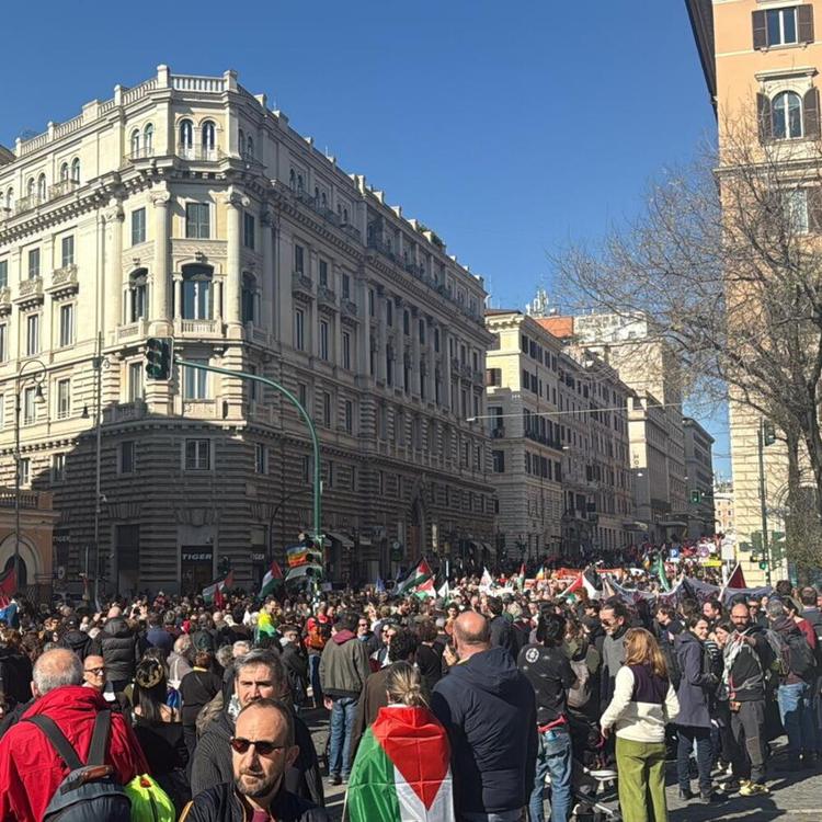 Roma blindata per i cortei: droni, elicotteri e sorveglianza speciale su Termini e Colosseo