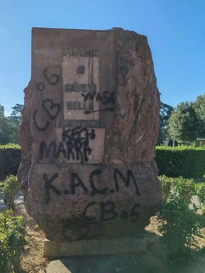 Pistoia, imbrattato il monumento ai Caduti della Resistenza