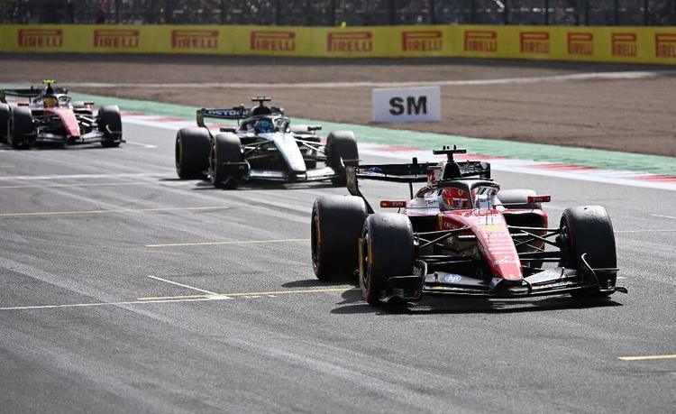 Leclerc e la Ferrari trionfano a Silverstone! Vittoria davanti a Russell e Hamilton. Antonelli sfortunato (è 16°)